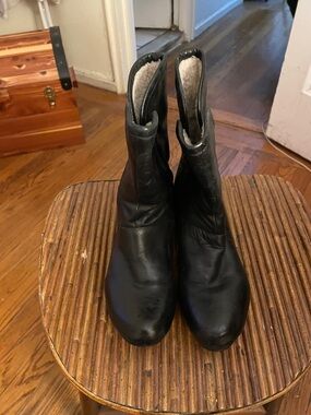 Black leather kitten heel snow-boots night-time daytime polished and sleek look